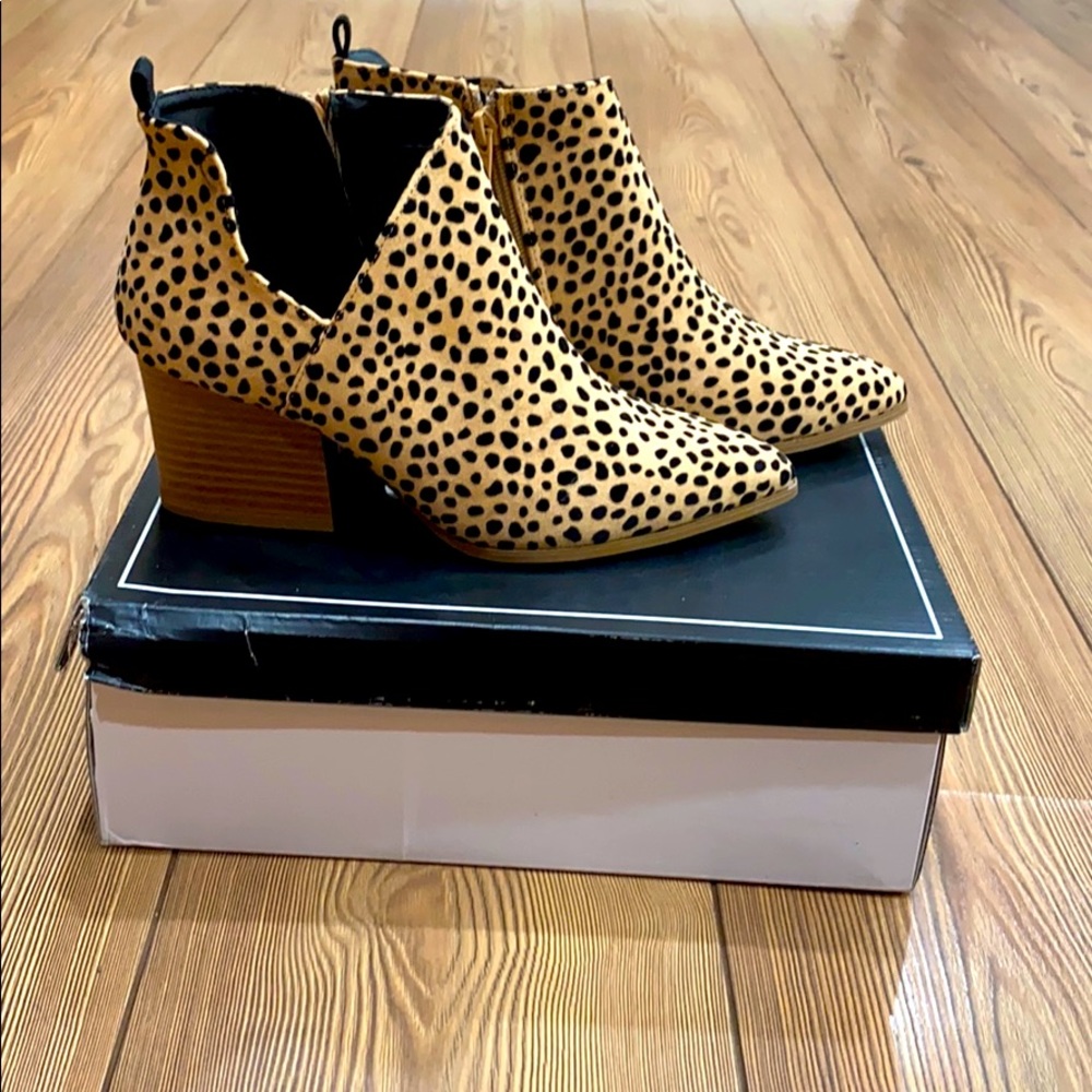 New in box Vici cheetah bootie. Size 6.